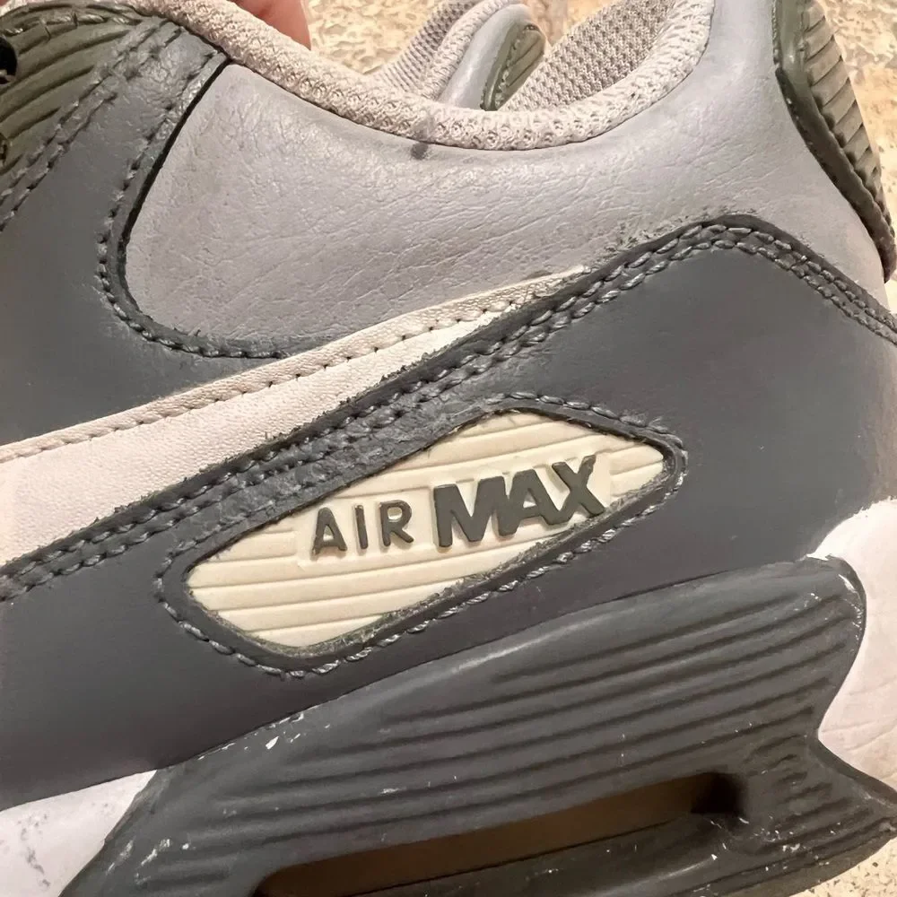 Nike Air Max Kid's Gray and White Sneakers sie 6.5Y
